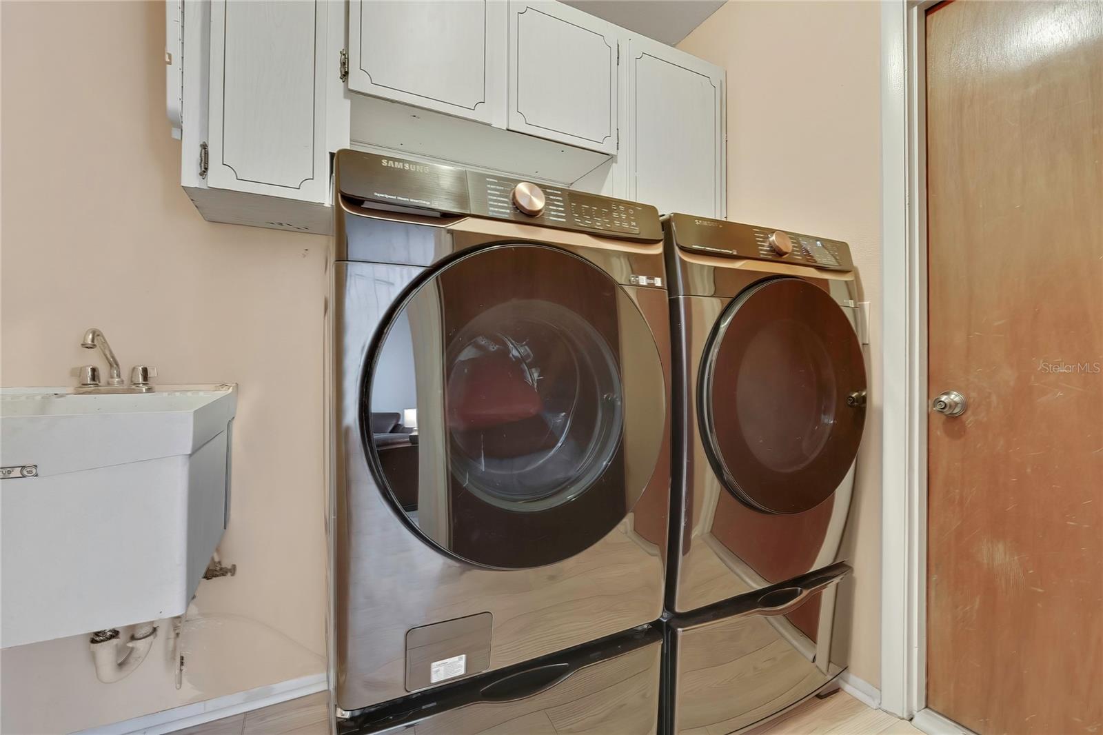 Laundry room w/wash tub.