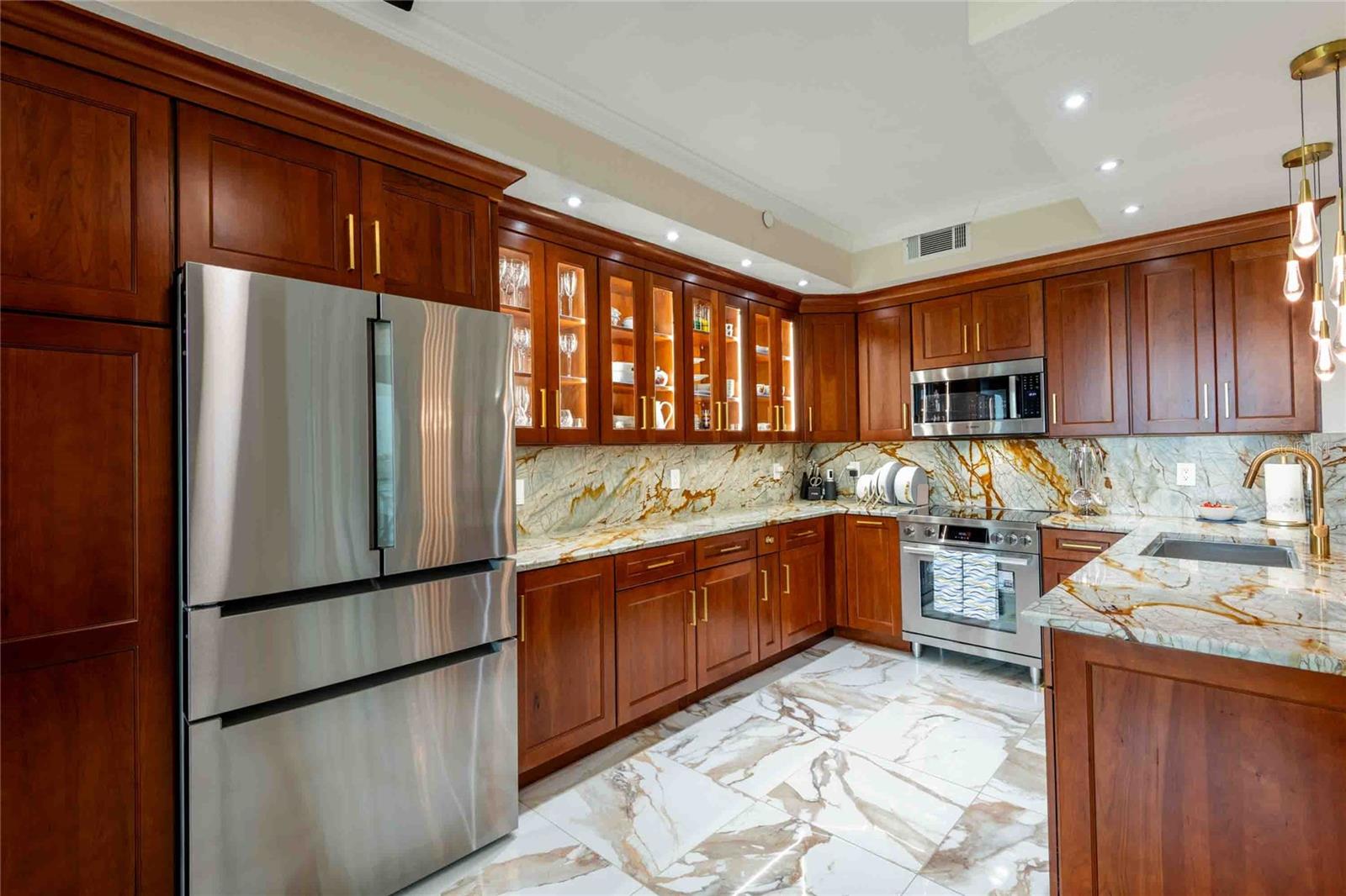 Kitchen with Master Brands, Diamond cabinets