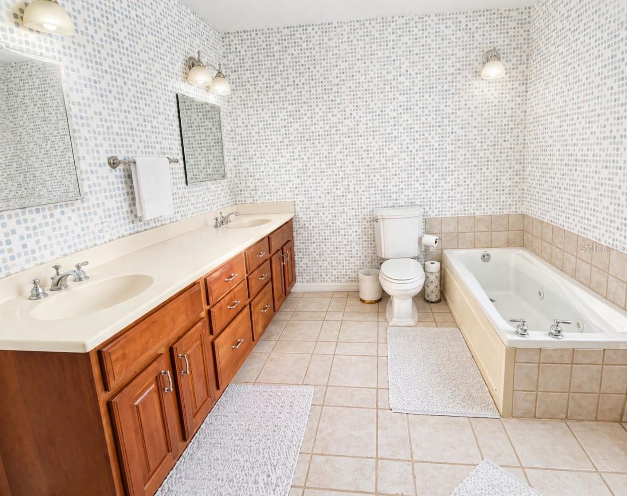 Ensuite bath and shower