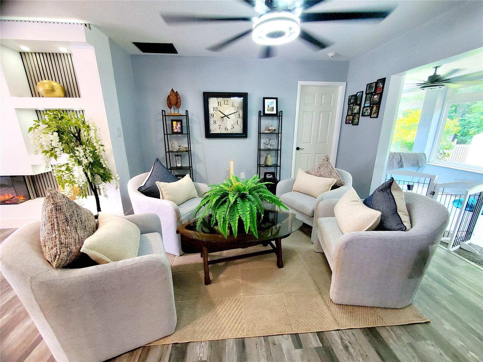 SITTING ROOM (COULD BE DINING)