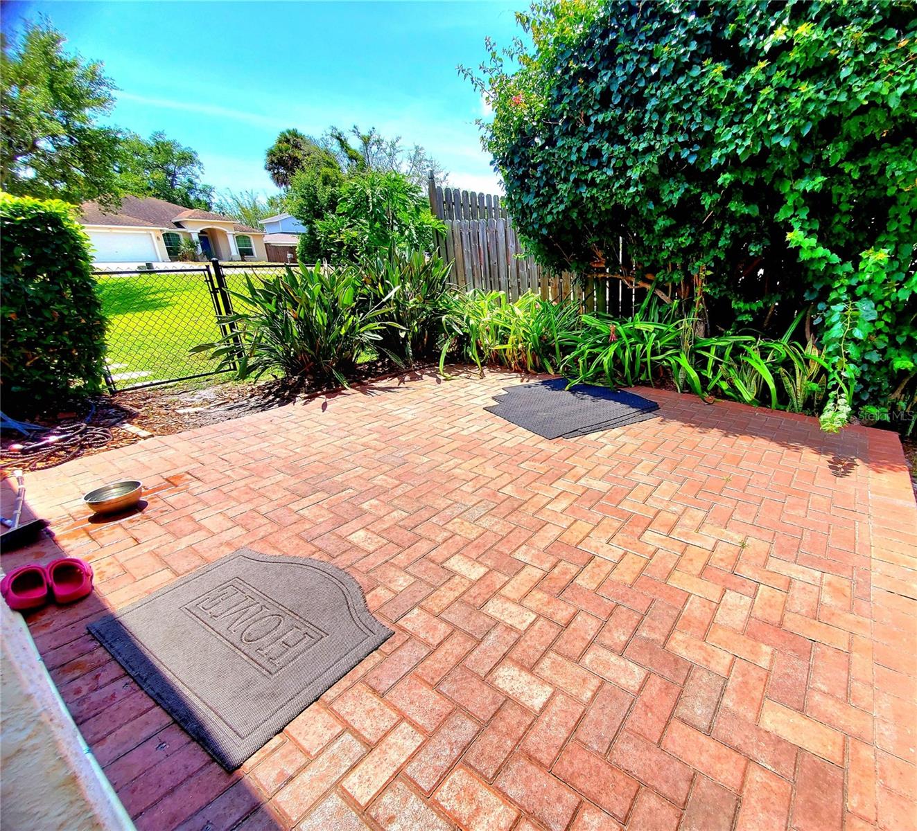 SIDE PATIO