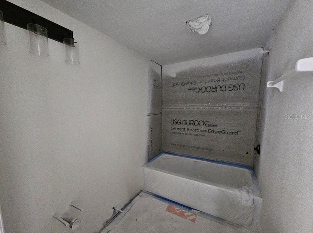Bathroom with tub/shower