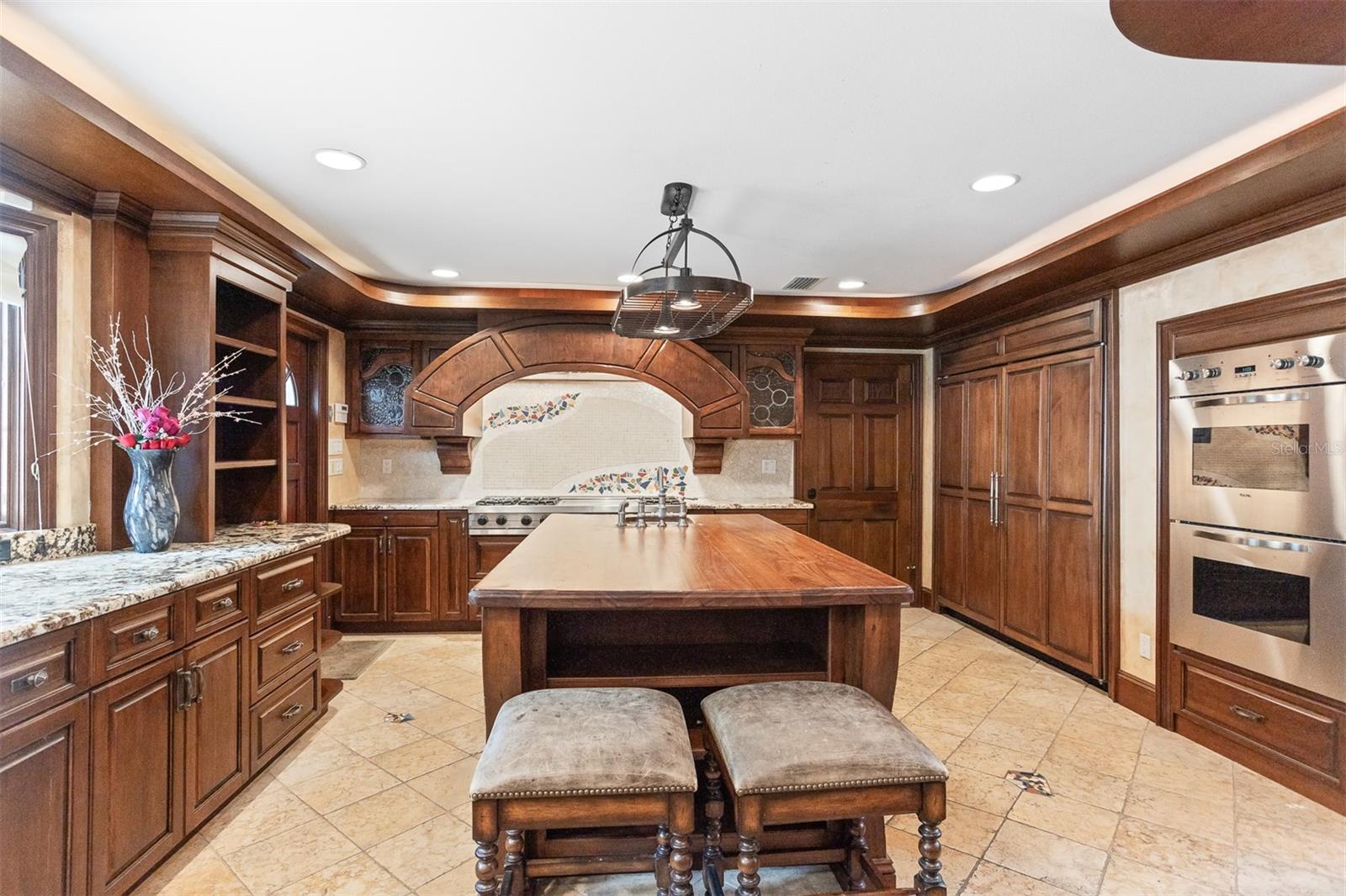 A natural gathering point for family meals or large get-togethers