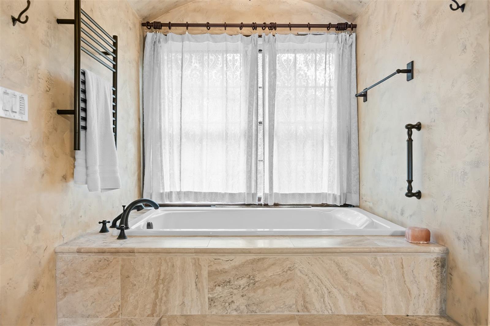 Primary Suite Gorgeous Soaking Tub