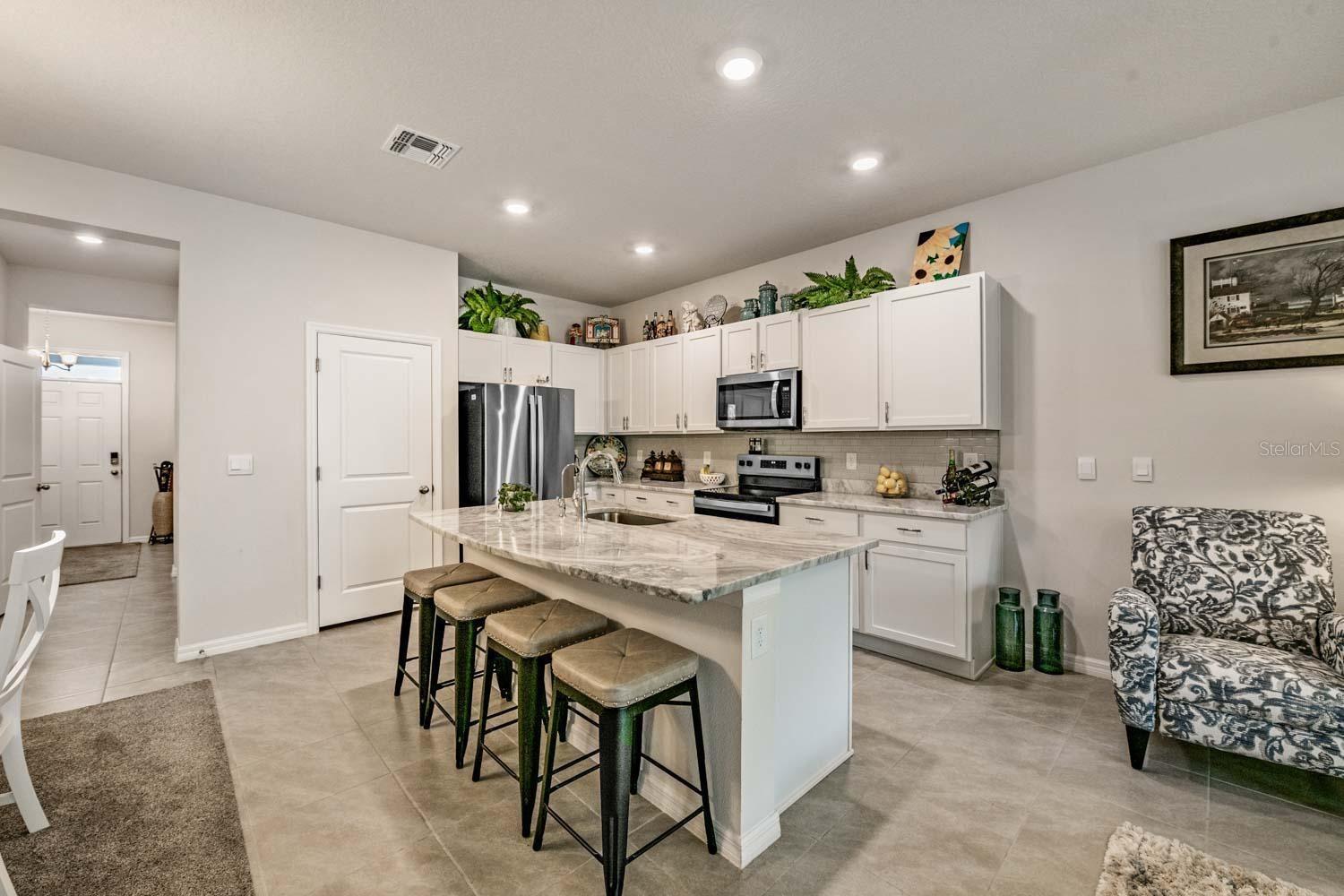 KITCHEN WITH BREAKFAST BAR