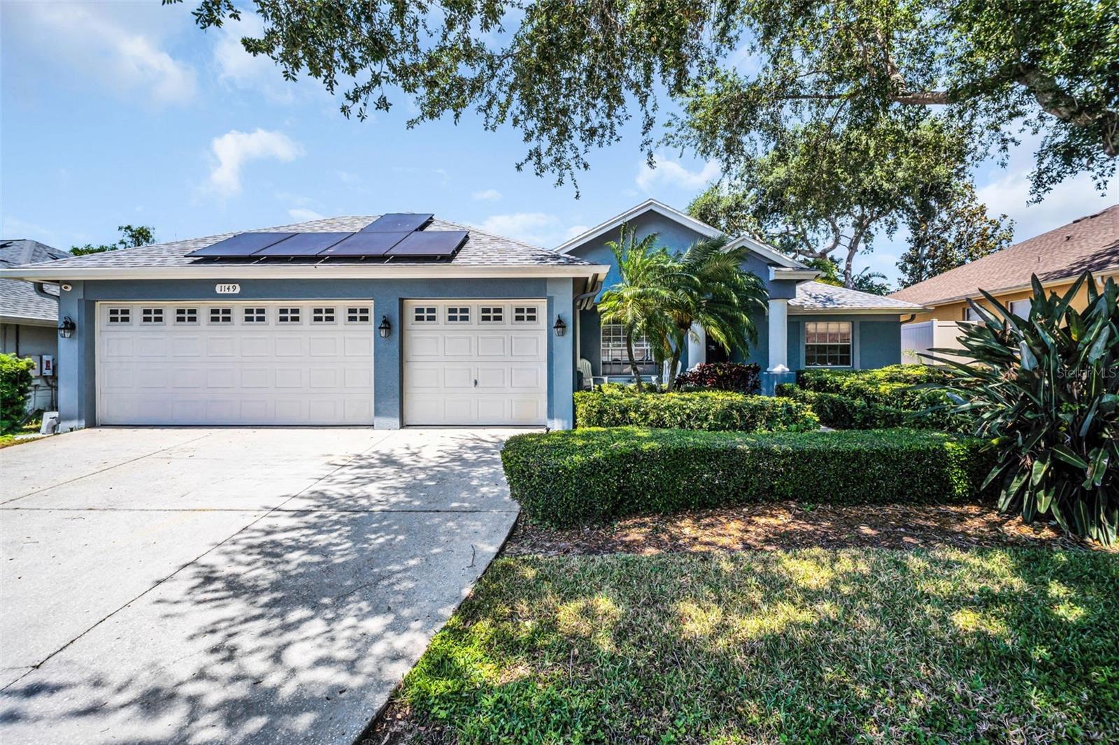 Welcome home to your 3-bed 2-bath 3-car garage Florida dream home~