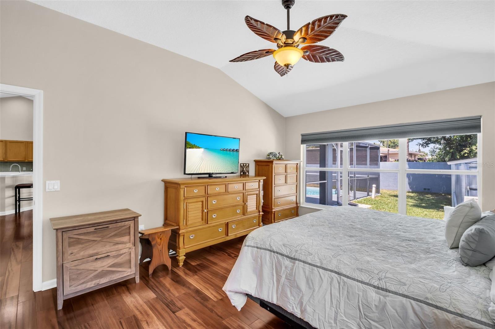 Big enough for a king and additional furniture with plenty of room to spare~