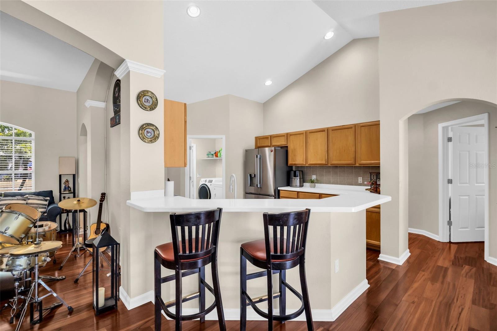 Bar to seating for casual dining~