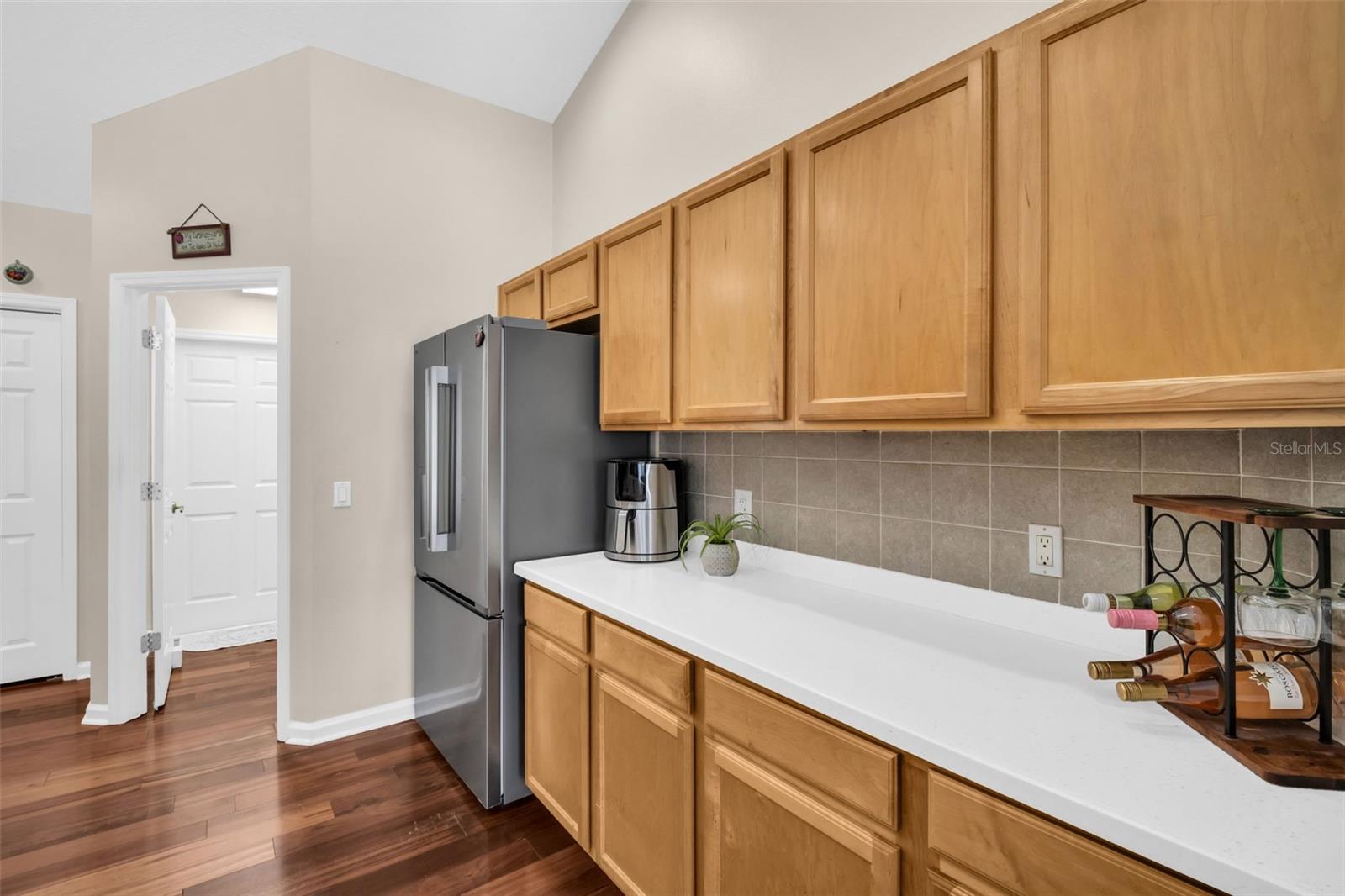 Nice sized pantry closet and laundry room access~