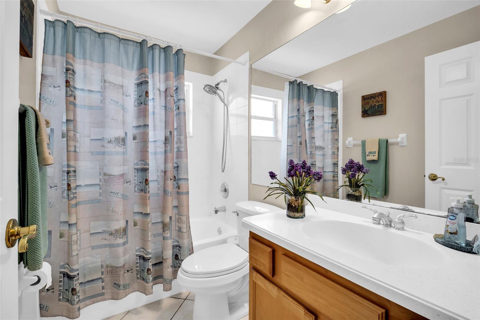 Beautiful hall bath with tub/shower combo~