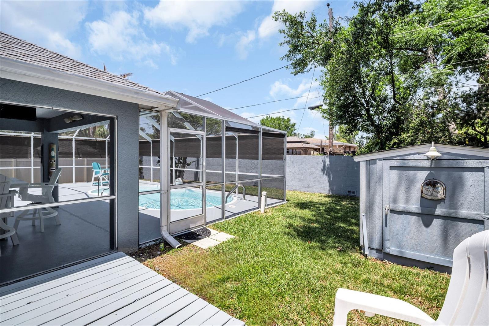 Outdoor deck for additional seating & a nice sized storage shed~