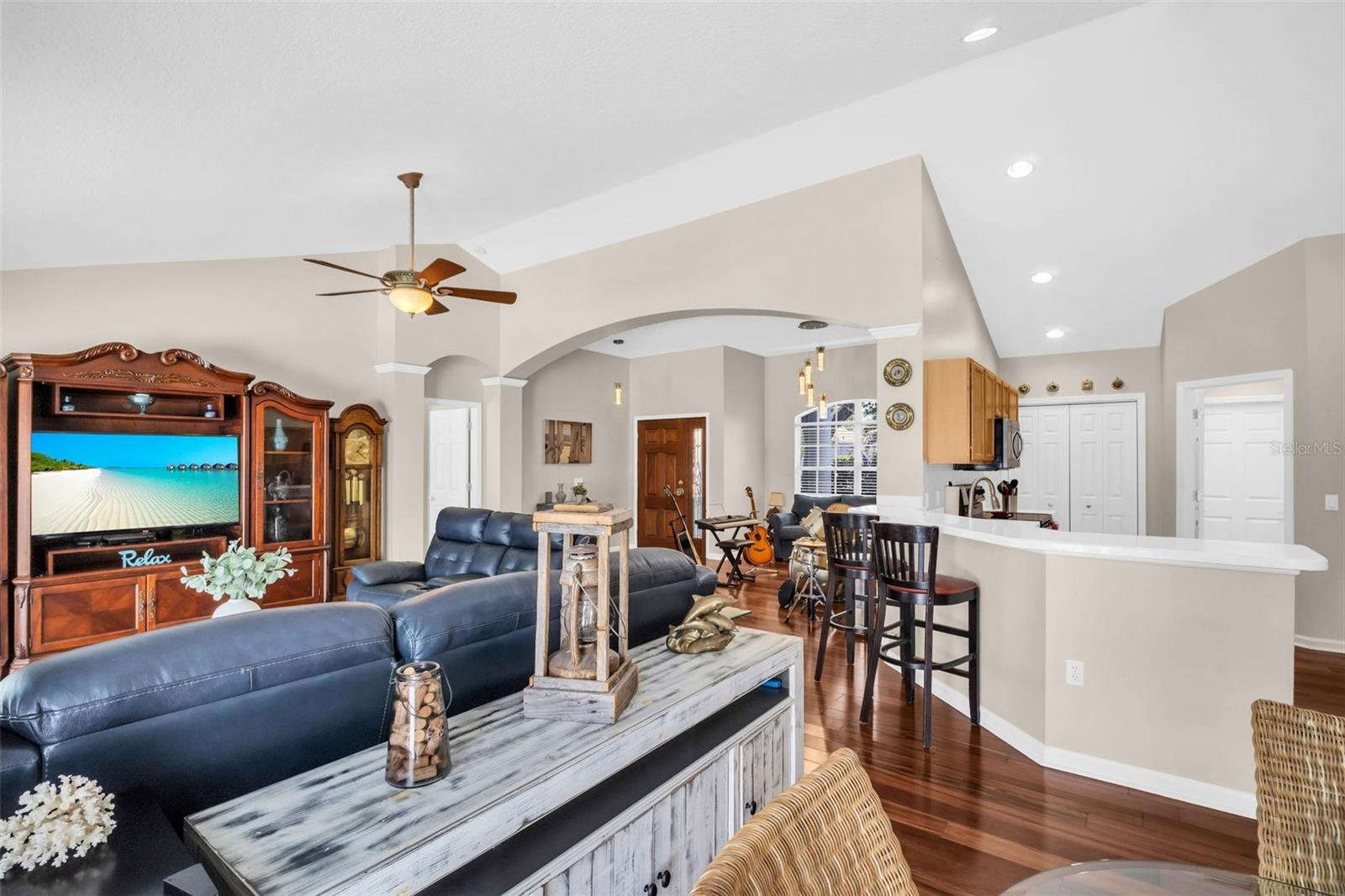Open kitchen to main living~