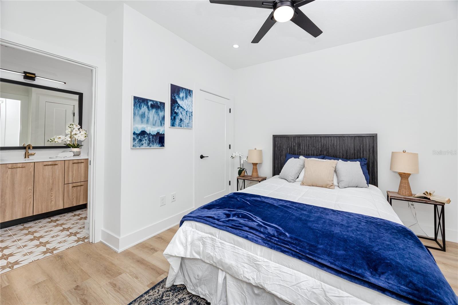 Guest bedroom with a bathroom ensuite