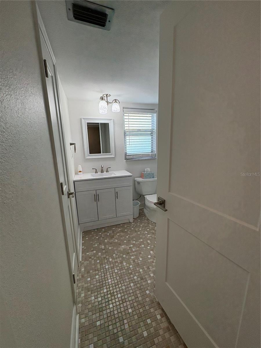 Second bathroom with tub