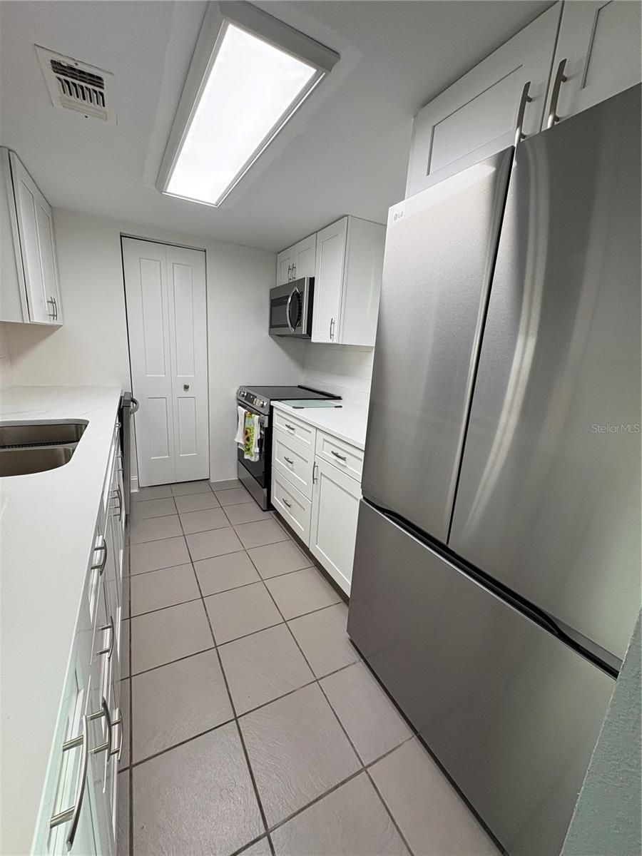 SS appliances and Quartz countertops
