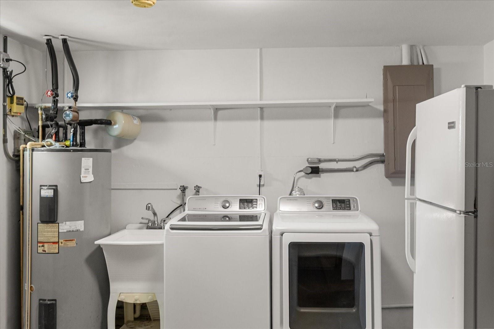 1 CAR GARAGE W/WASHTUB, SOLAR HEATED WATER HEATER, WASHER/DRYER AND REFRIGERATOR INCLUDED