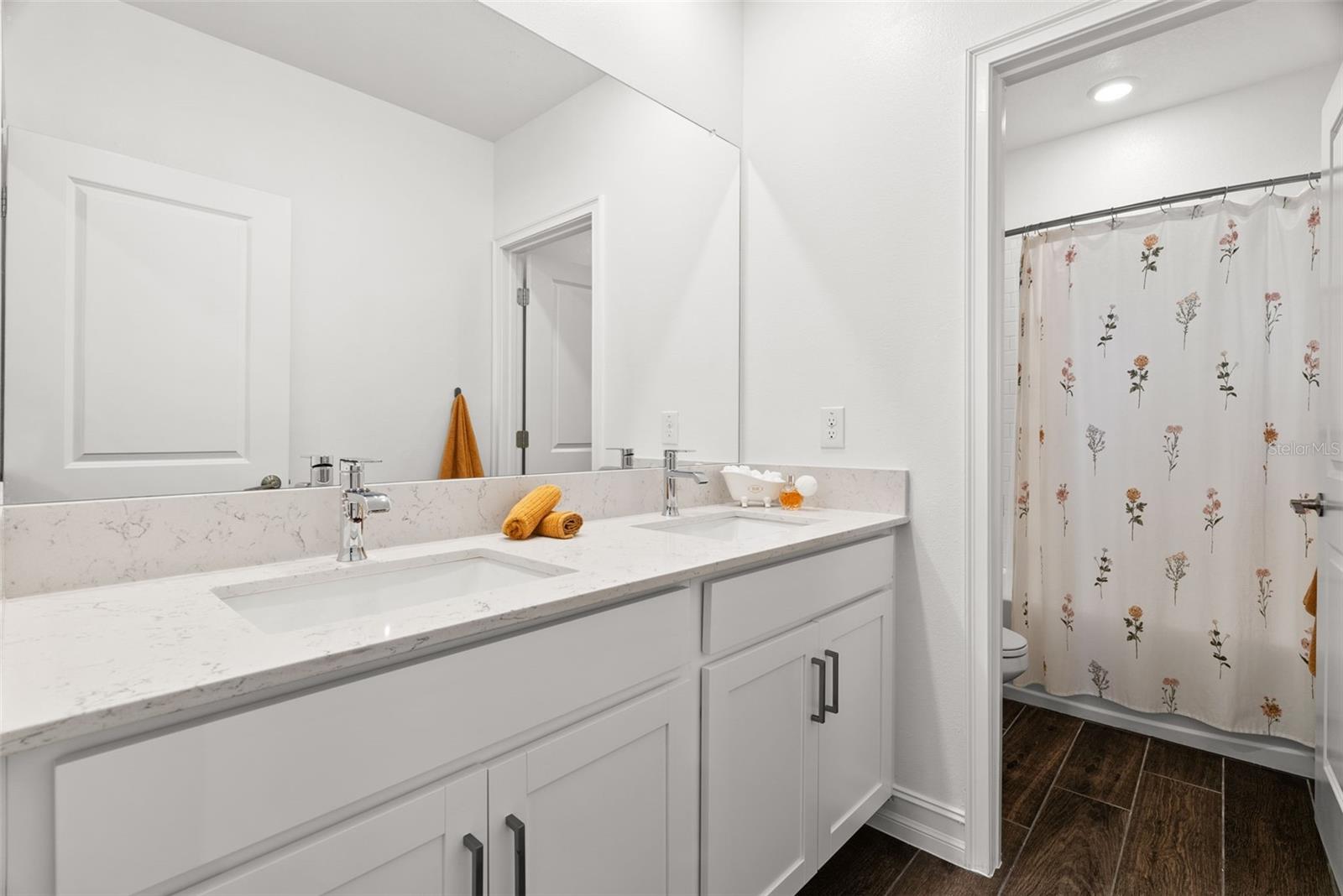 4th Bathroom - Dual Vanity