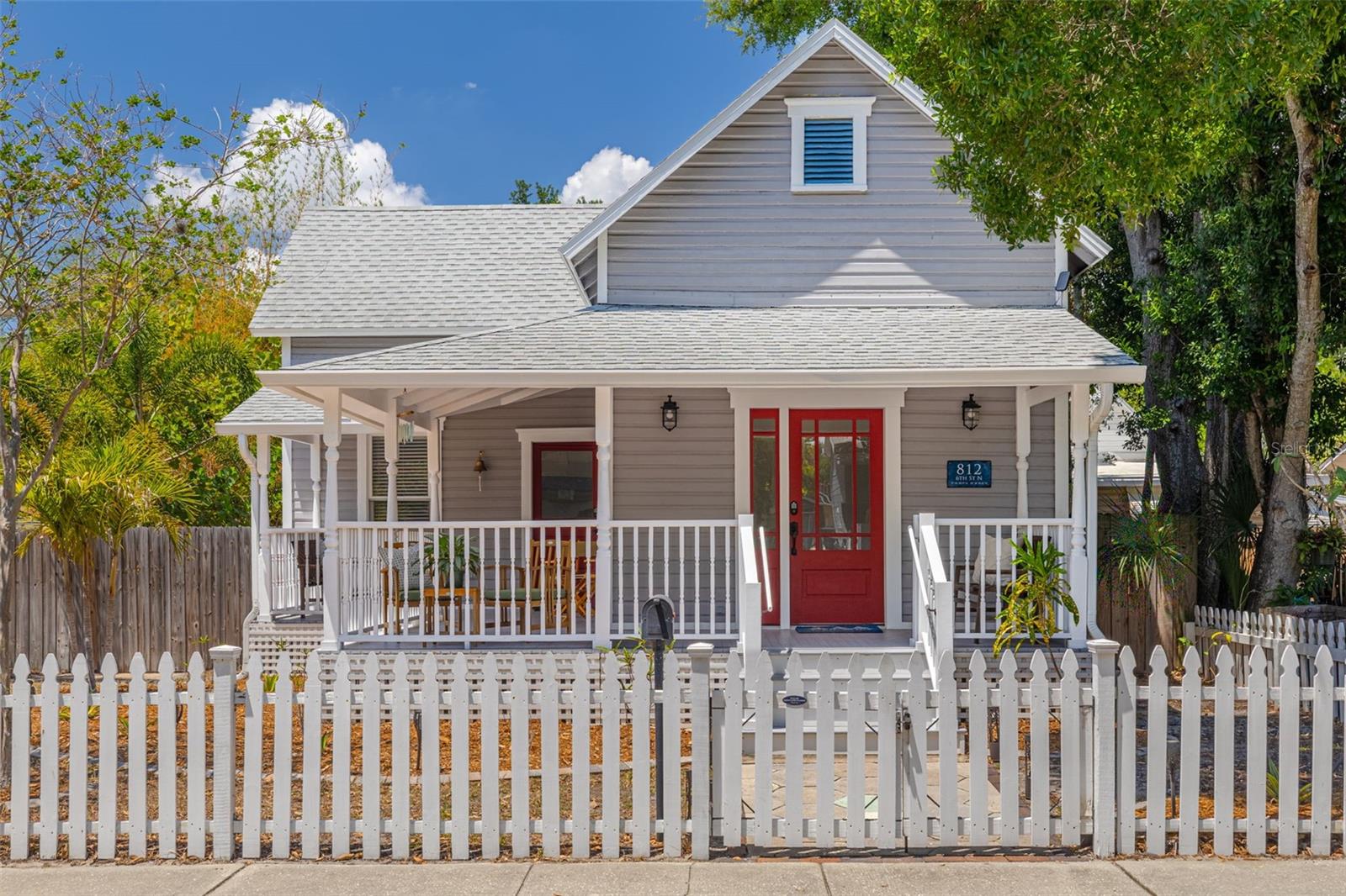 Historic Bungalow Home walking distance to downtown St Petersburg