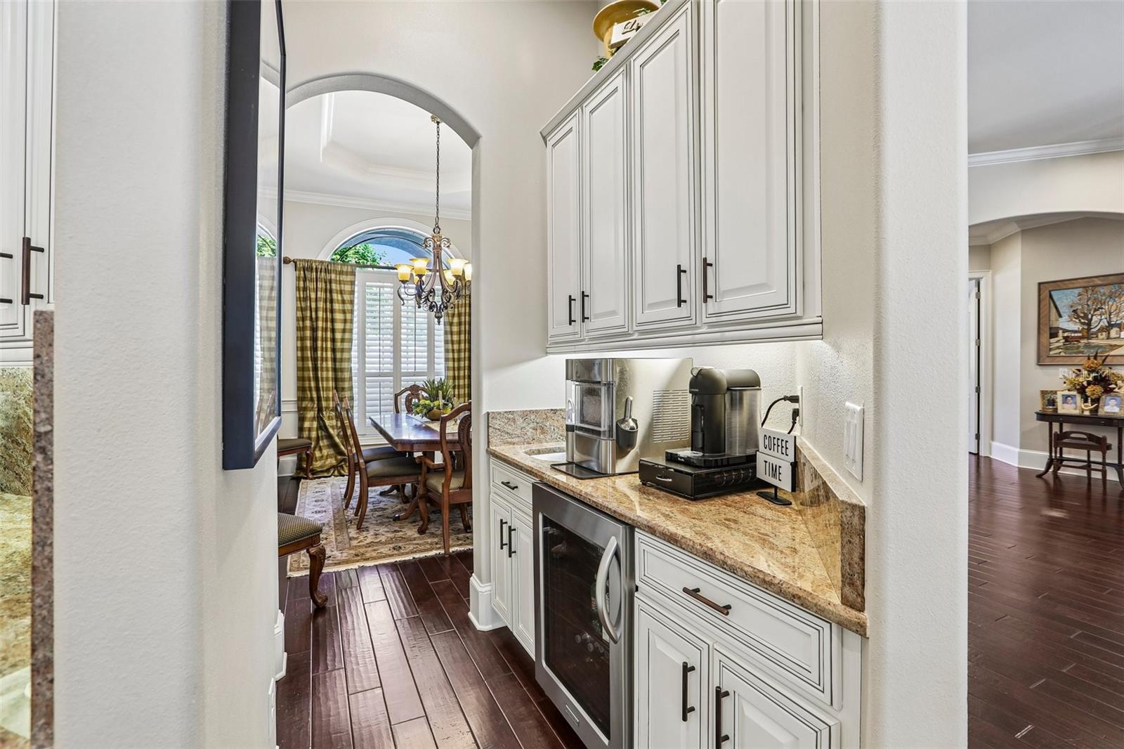 Butlers Pantry to Formal Dining