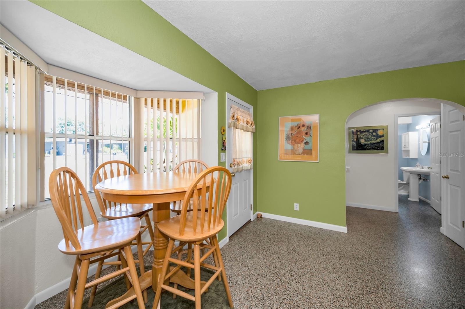 eat in area in kitchen