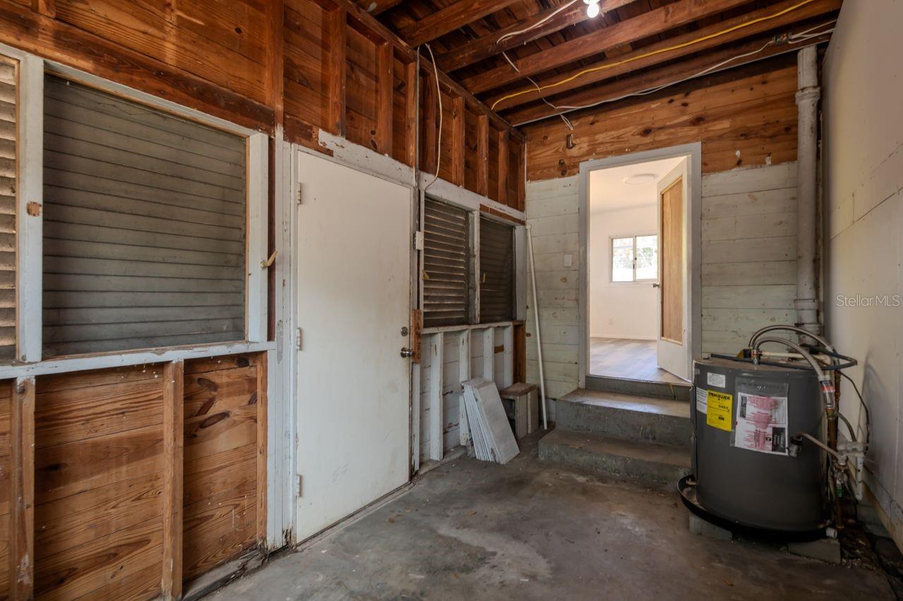 Utility room can be converted to en-suite primary bathroom