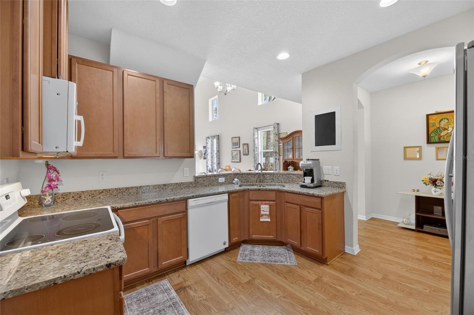 Spacious kitchen - granite countertops