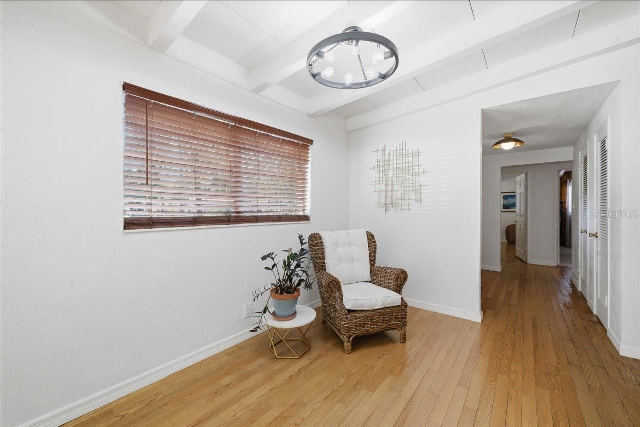 Sitting area/dinette
