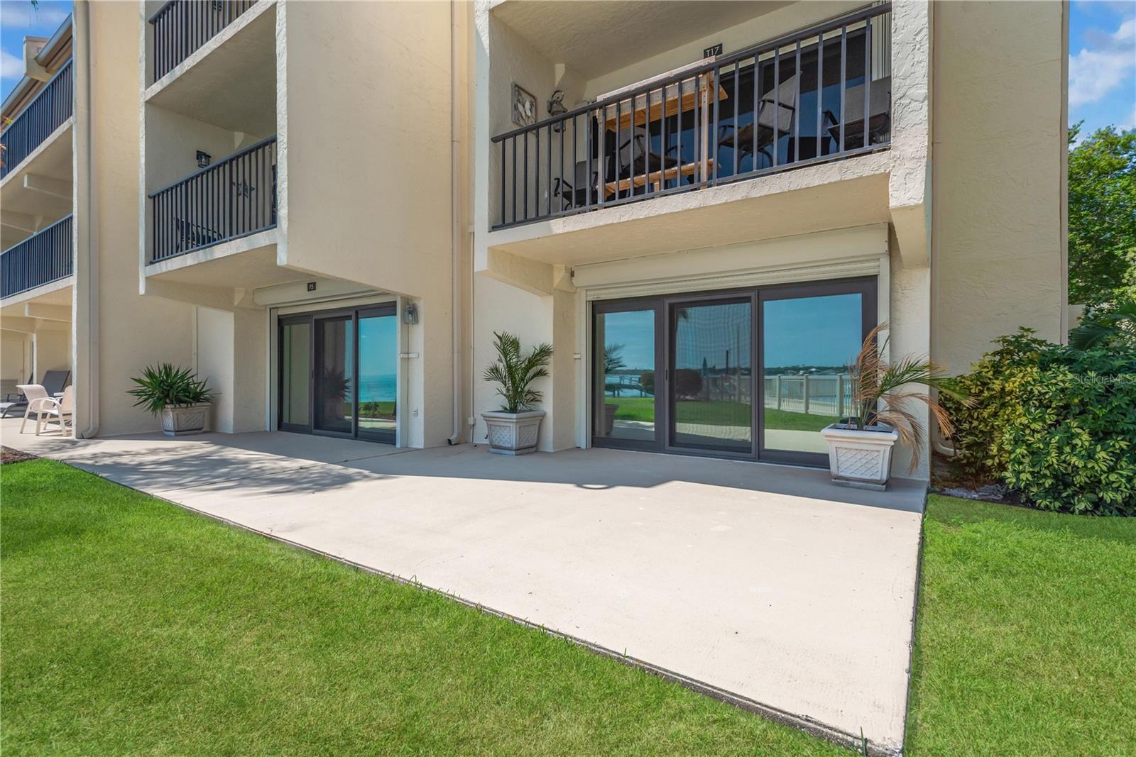 Corner waterfront unit