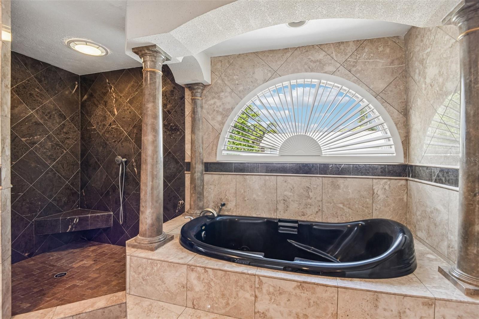 MASTER TUB/SHOWER