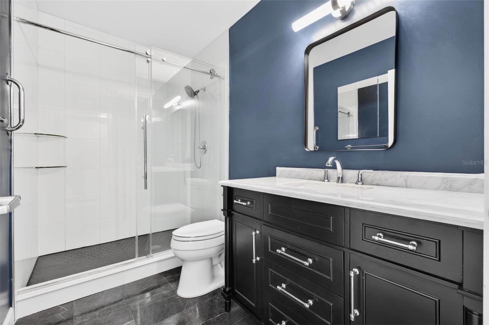 Updated En-suite' Primary Bathroom
