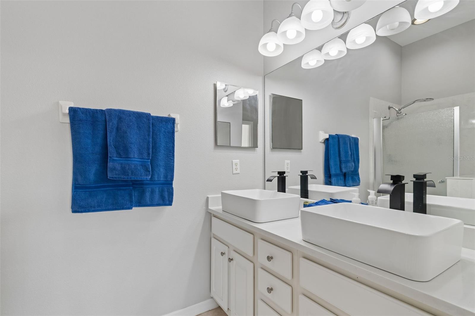 Primary en-suite bath