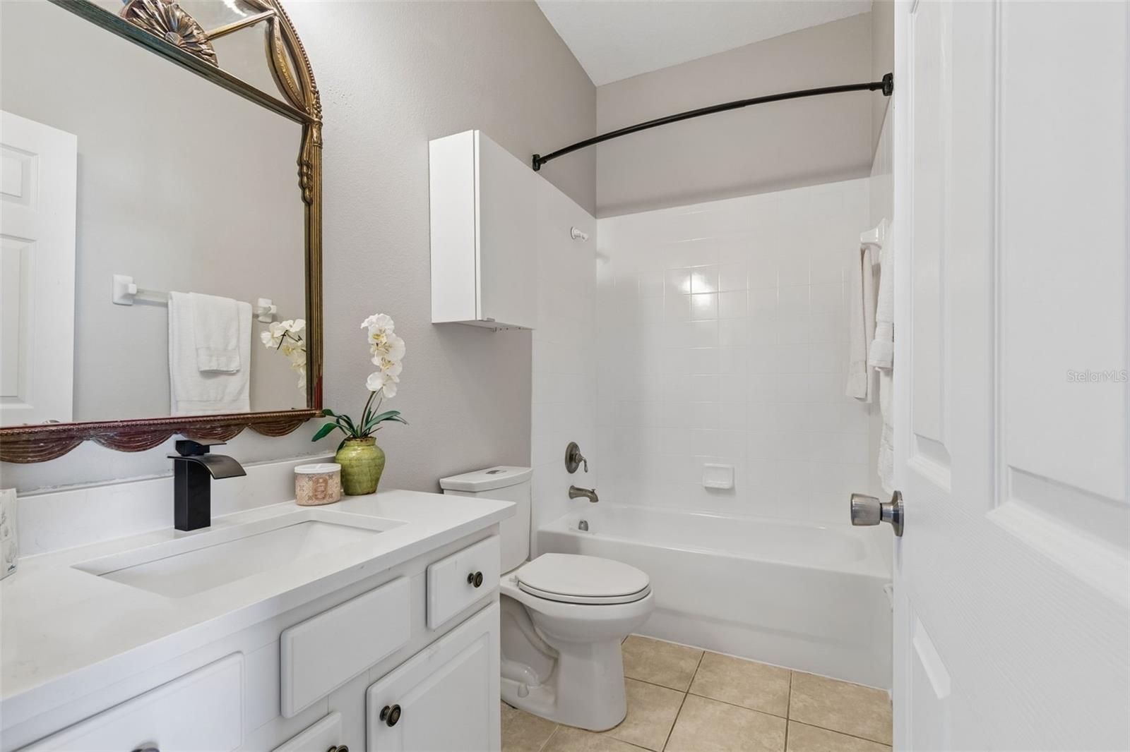Full hall bath upstairs