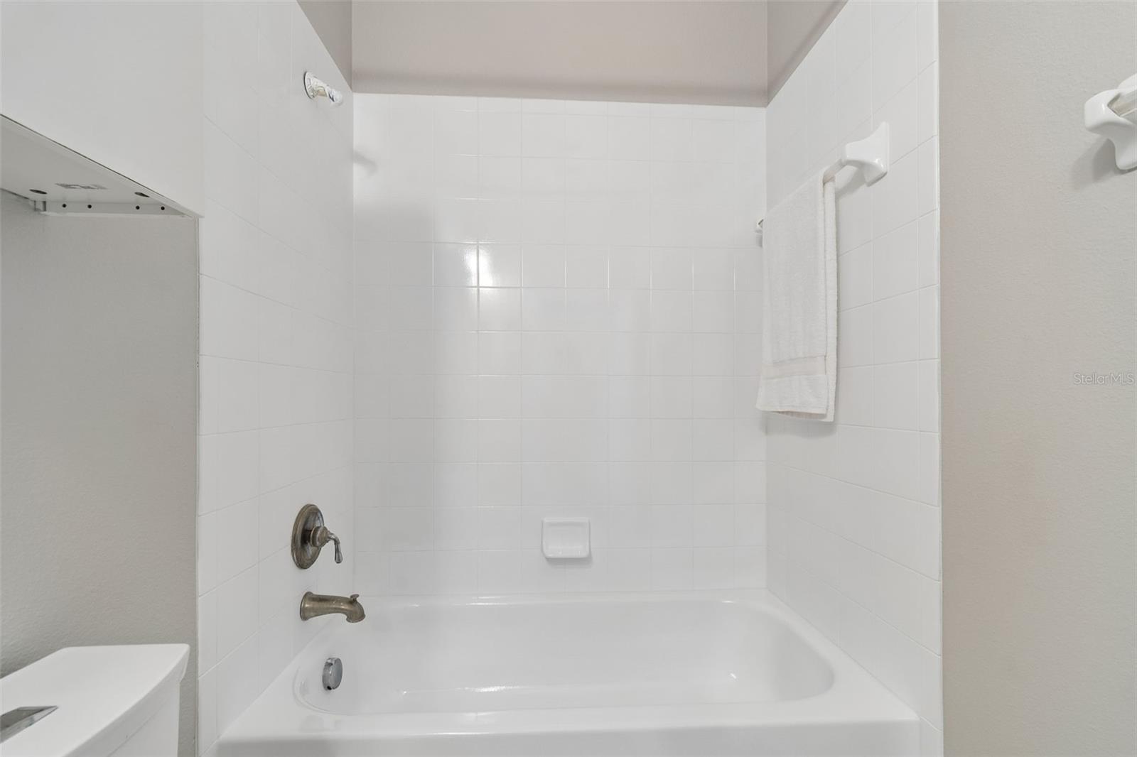 Full hall bath upstairs