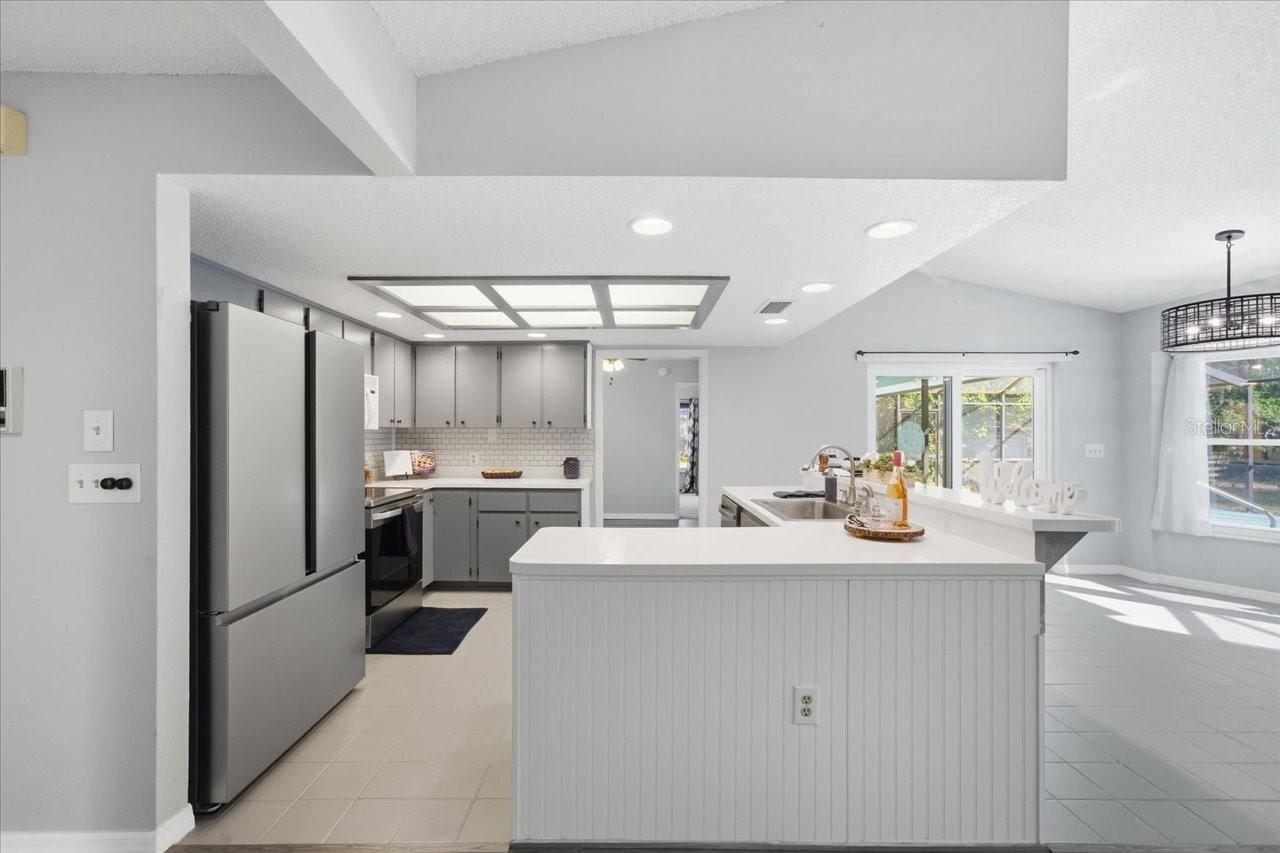 Kitchen with Breakfast bar