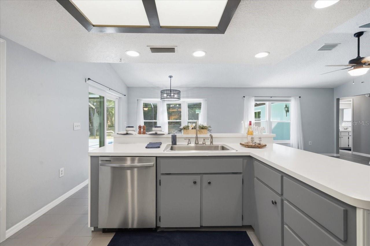 Kitchen with large island
