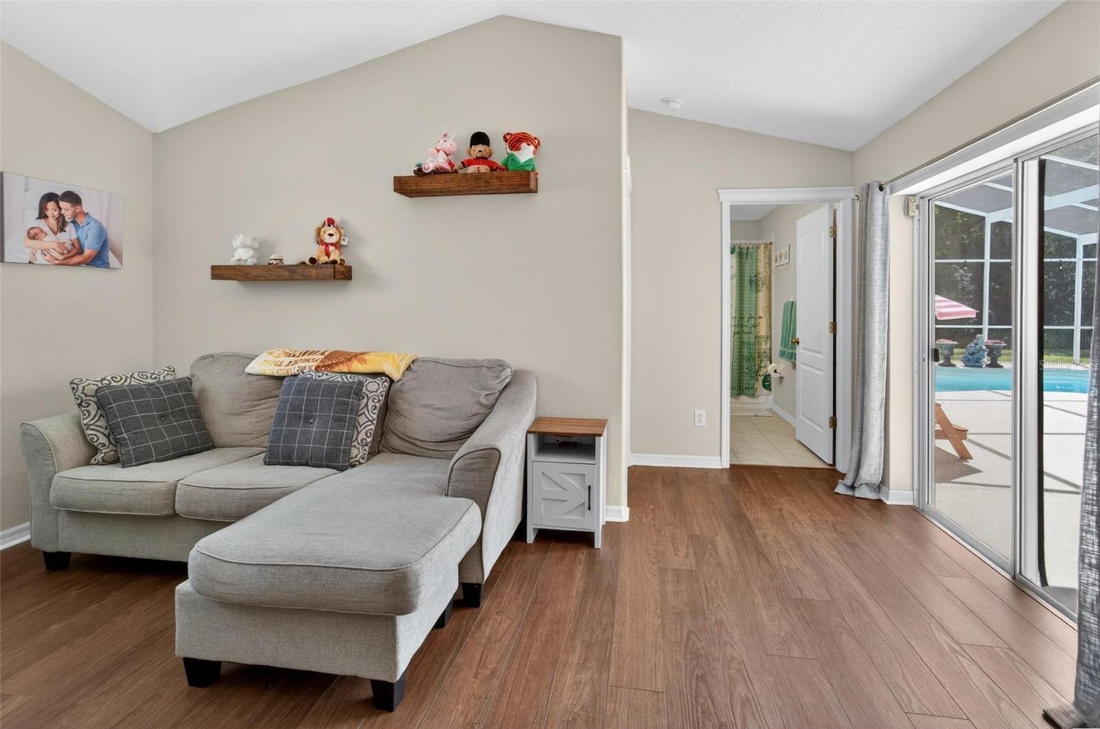 TB8504273