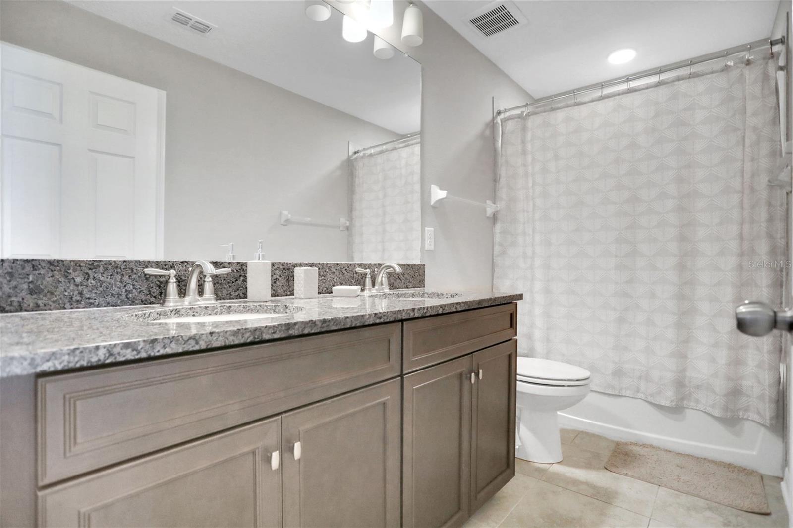 Full upstairs bathroom, all neutral colors