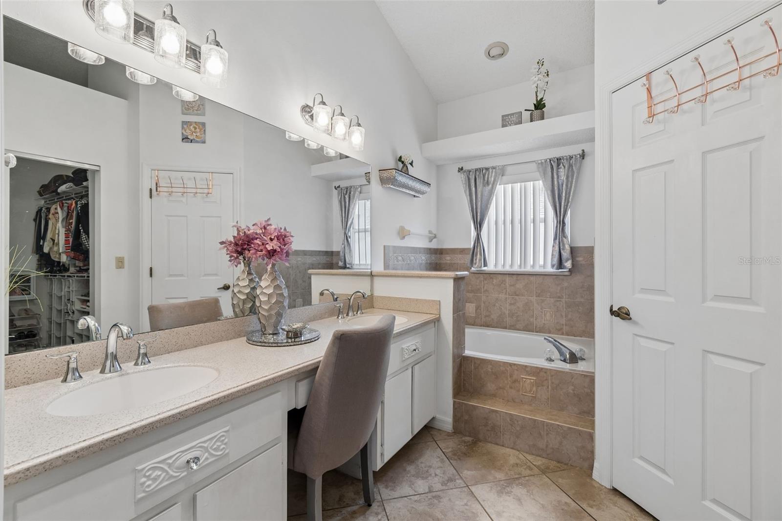 ENSUITE BATH WITH GARDEN TUB