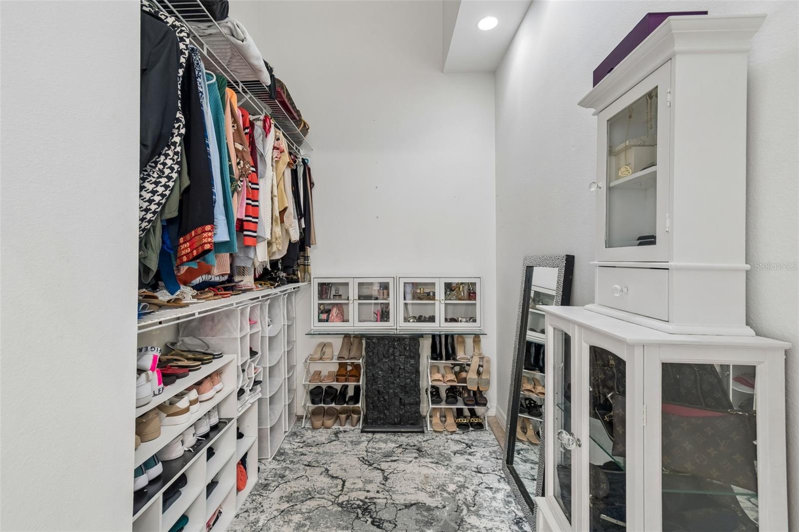 WALK IN CLOSET
