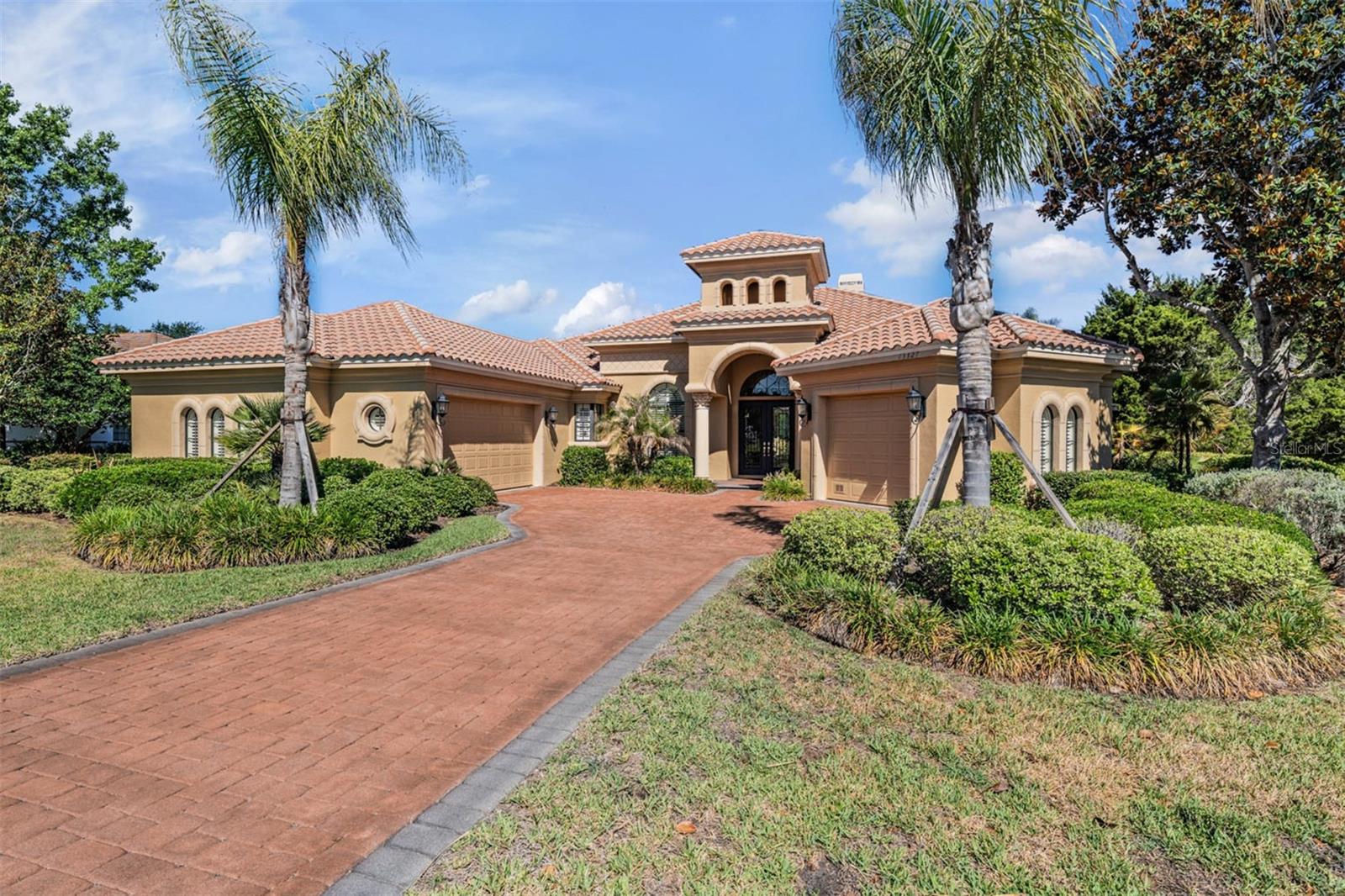 Stunning Arthur Rutenberg previous model home welcomes you!