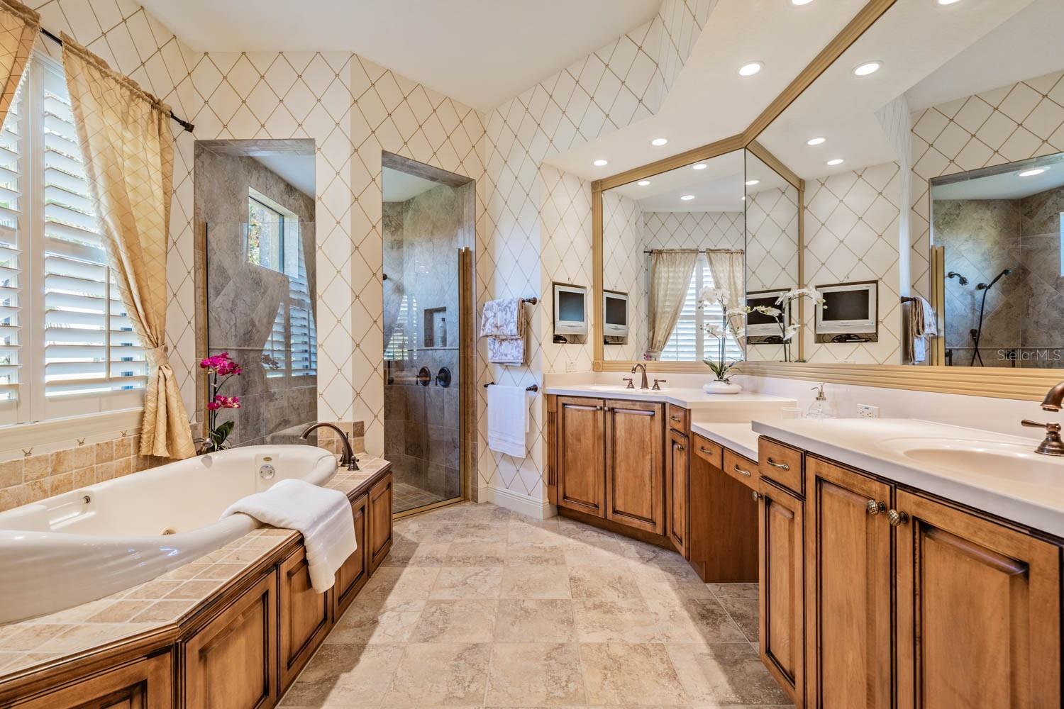 Bath ensuite with soaking tub & separate shower