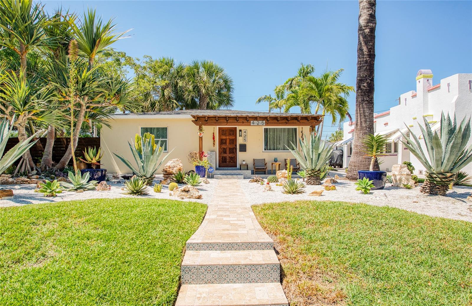 CASA BAJA: Front View - Travertine tiled walkway
