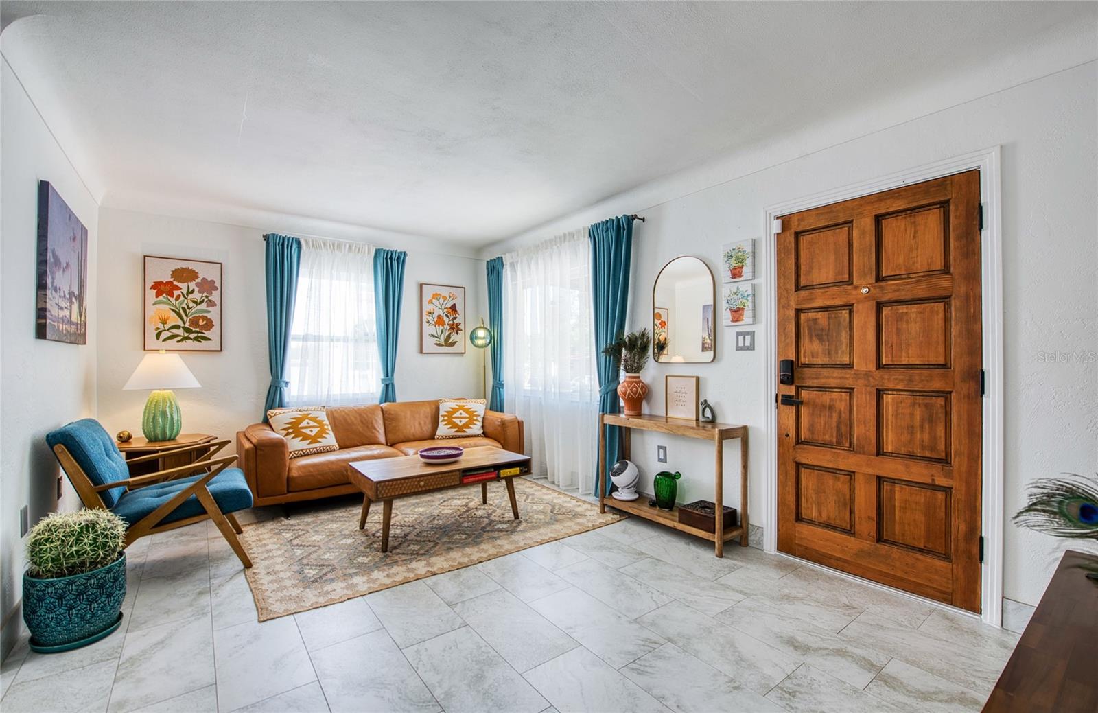CASA BAJA: Living Room