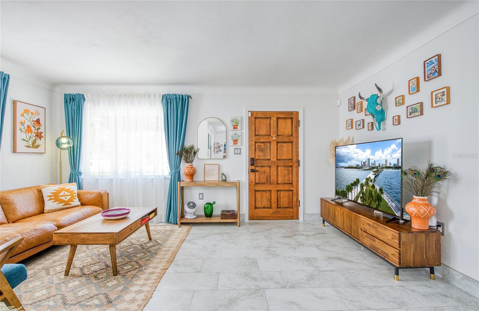 CASA BAJA: Living Room with the New 65" QLED 4K UHD Smart TV