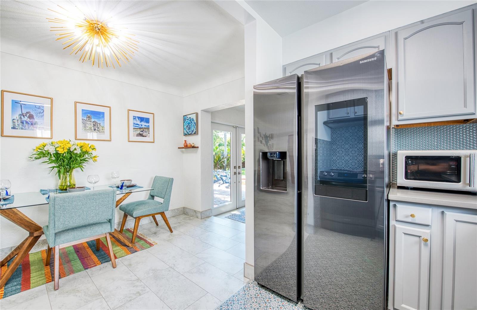 CASA BAJA: Kitchen equipped with Samsung Smart Refrigerator
