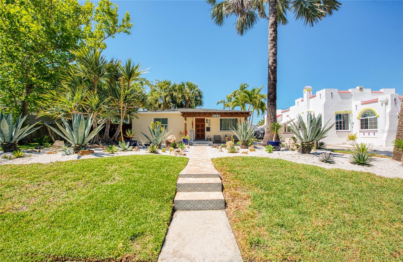 CASA BAJA: Front Steps