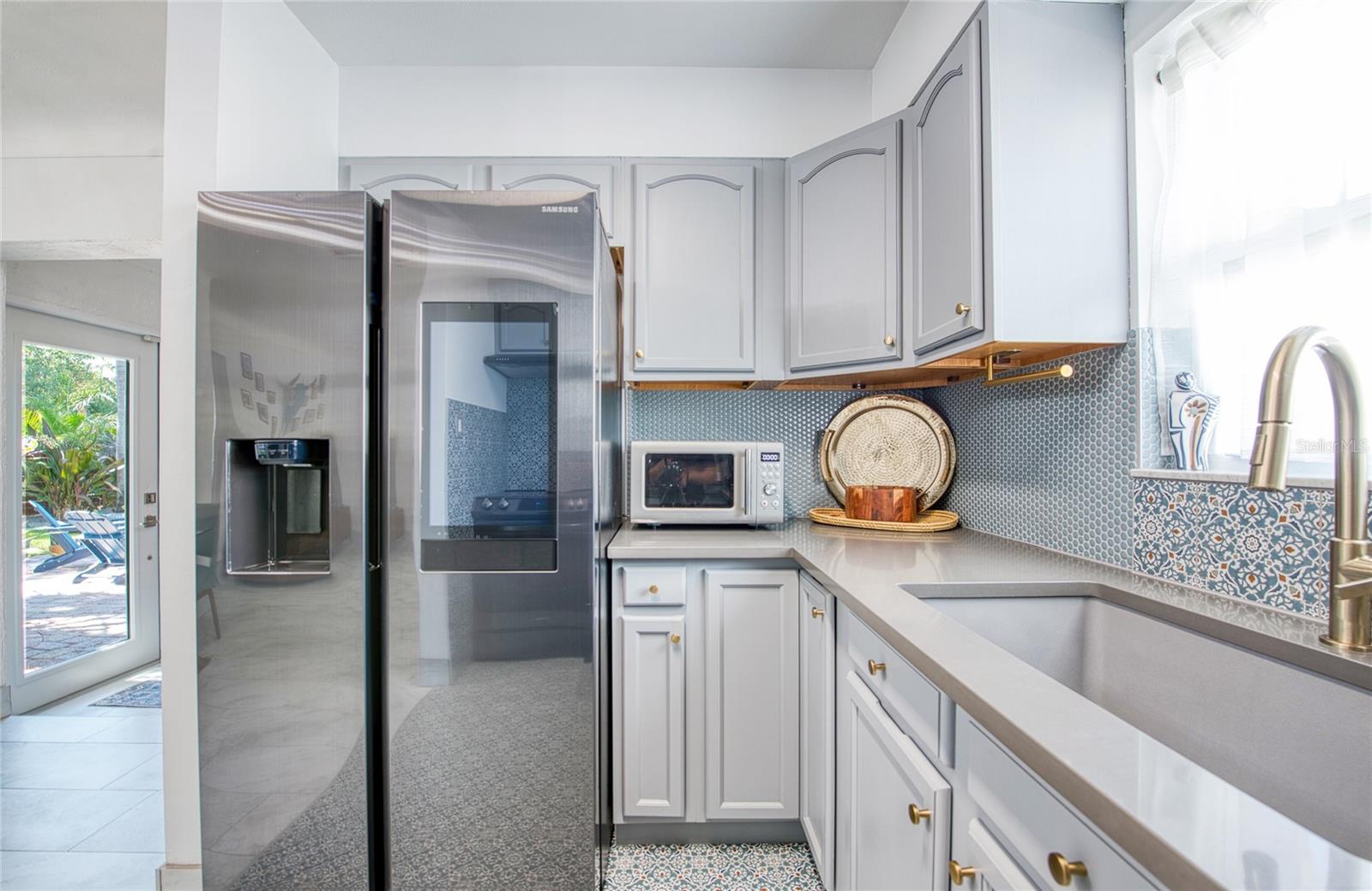 CASA BAJA: Kitchen Equipped with Samsung Refrigerator with Screen