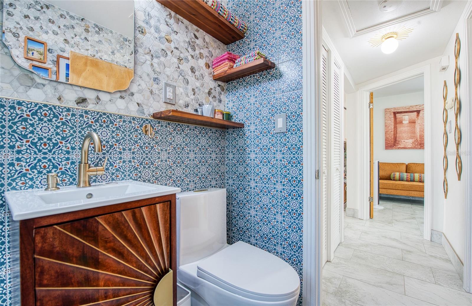 CASA BAJA: Bathroom with Wall Shelves