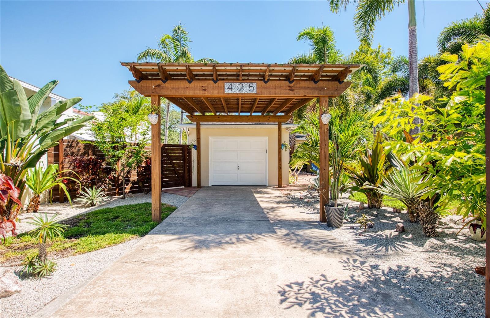 CASA BAJA: Carport, Garage Entry