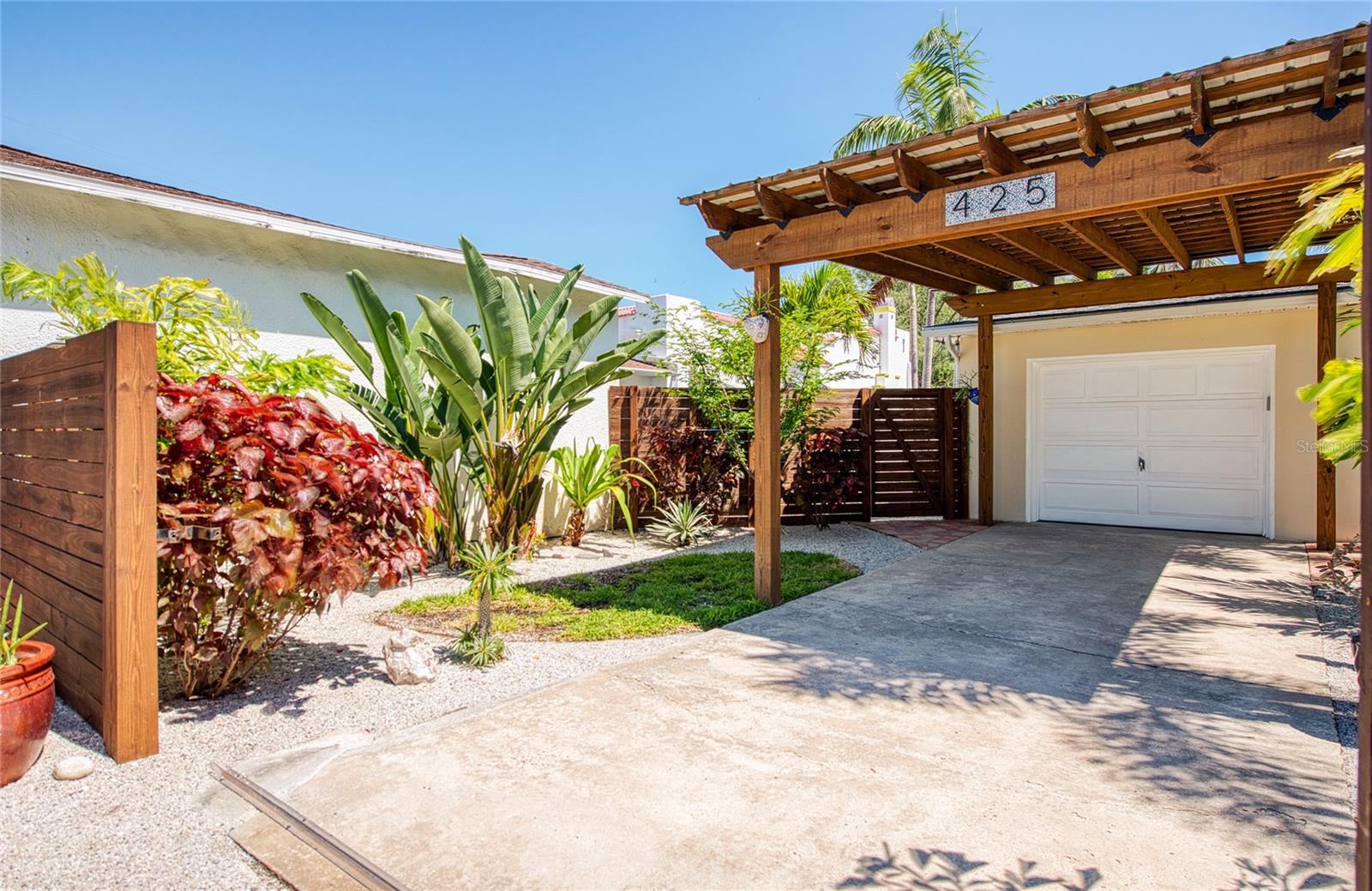 CASA BAJA: Carport Pergola
